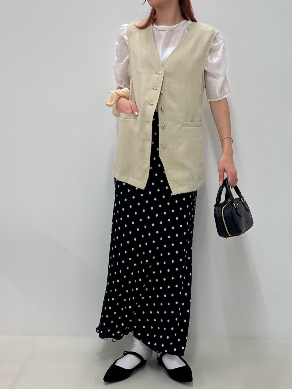 「カジュアルスタイル、オトナ女子、お出かけコーデ、大人コーデ、大人カジュアルコーデ、夏コーデ、キレイめカジュアル、ベスト、ベストコーデ、スカート、スカートスタイル、サテンスカート、ドットスカート、ドット柄、ブラウス」｜「fredy emueのワッシャーサテンドットスカート（スカート、ブラック系）」を使った、Maikaさん（レディース・163cm）の夏コーディネートの6枚目の写真
