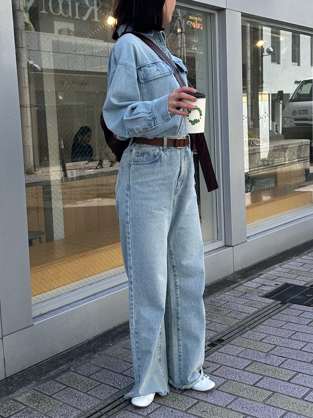 「シャツスタイル、春先取り、お出かけコーデ、大人カジュアルコーデ、セットアップ風、セットアップスタイル、デニム、デニムパンツ、デニムコーデ、デニムシャツ、ショルダーバッグ、フェイクレザー、フェイクレザーバッグ、バレエシューズ、春服」｜「fredy emueのカットオフセミフレアデニムパンツ（デニムパンツ、ブルー系）」を使った、Maikaさん（レディース・163cm）の春コーディネートの2枚目の写真