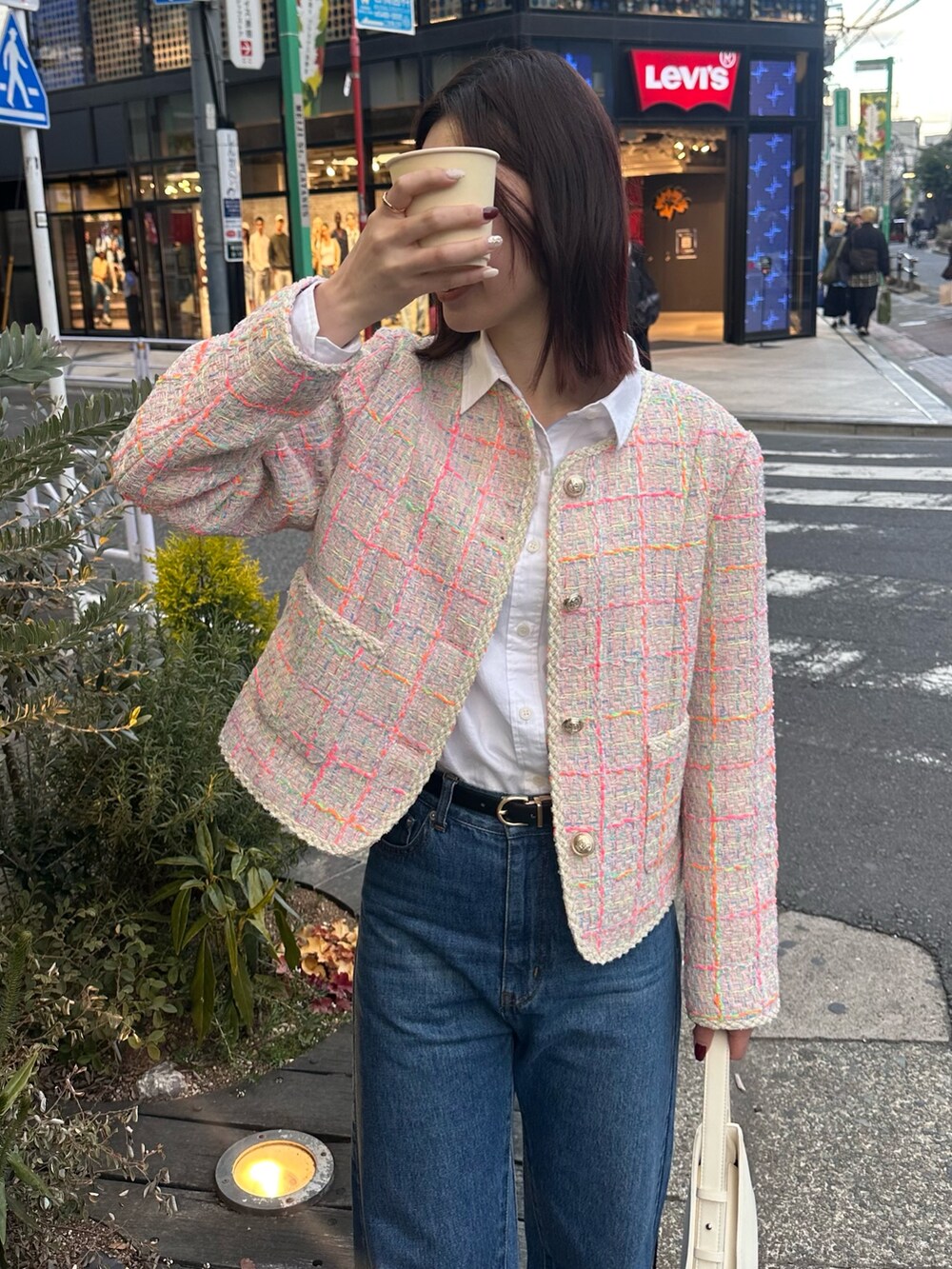「春色、春服、大人可愛い、パンツスタイル、春、カジュアルガーリー、ツイードジャケット、デニム、デニムコーデ、シャツ、シャツスタイル、レイヤードスタイル、レイヤード、ピンクコーデ、春コーデ」｜「fredy emueのカットオフセミフレアデニムパンツ（デニムパンツ、ブルー系）」を使った、Maikaさん（レディース・163cm）の冬コーディネートの5枚目の写真