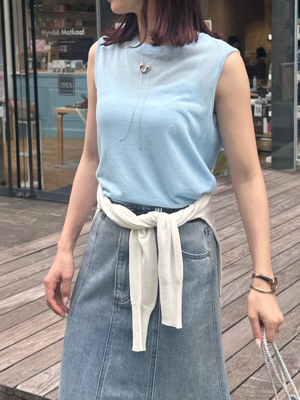 「サンダル、シンプルコーデ、おでかけコーデ、夏服、デニム、デニムスカート、リネン混、カーディガン、ｶｰﾃﾞｨｶﾞﾝ巻き、ノースリーブ、かごバッグ、メタリック、お出かけ、お出かけコーデ、大人カジュアル」｜「fredy emueのリネン混ノースリーブニットプルオーバー（タンクトップ、ブルー系）」を使った、Maikaさん（レディース・163cm）の春コーディネートの3枚目の写真