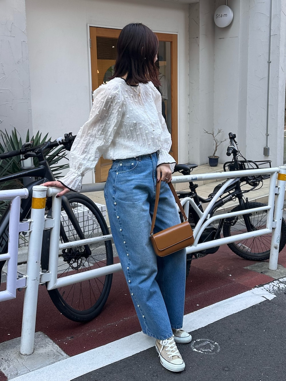 「春コーデ、春服コーデ、春、デニムコーデ、大人コーデ、オトナカジュアル、春服、大人可愛い、ブラウスコーデ、ブラウス、ブラウス×デニム、パールデニム、スニーカー、スニーカーコーデ、コンバース」｜「fredy emueのパール付きセミワイドデニムパンツ（デニムパンツ、ブルー系）」を使った、Maikaさん（レディース・163cm）の春コーディネートの6枚目の写真