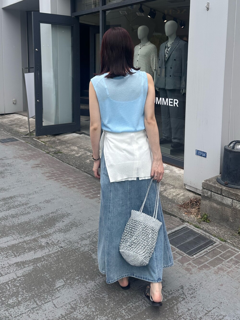 「サンダル、シンプルコーデ、おでかけコーデ、夏服、デニム、デニムスカート、リネン混、カーディガン、ｶｰﾃﾞｨｶﾞﾝ巻き、ノースリーブ、かごバッグ、メタリック、お出かけ、お出かけコーデ、大人カジュアル」｜「fredy emueのリネン混ノースリーブニットプルオーバー（タンクトップ、ブルー系）」を使った、Maikaさん（レディース・163cm）の春コーディネートの7枚目の写真