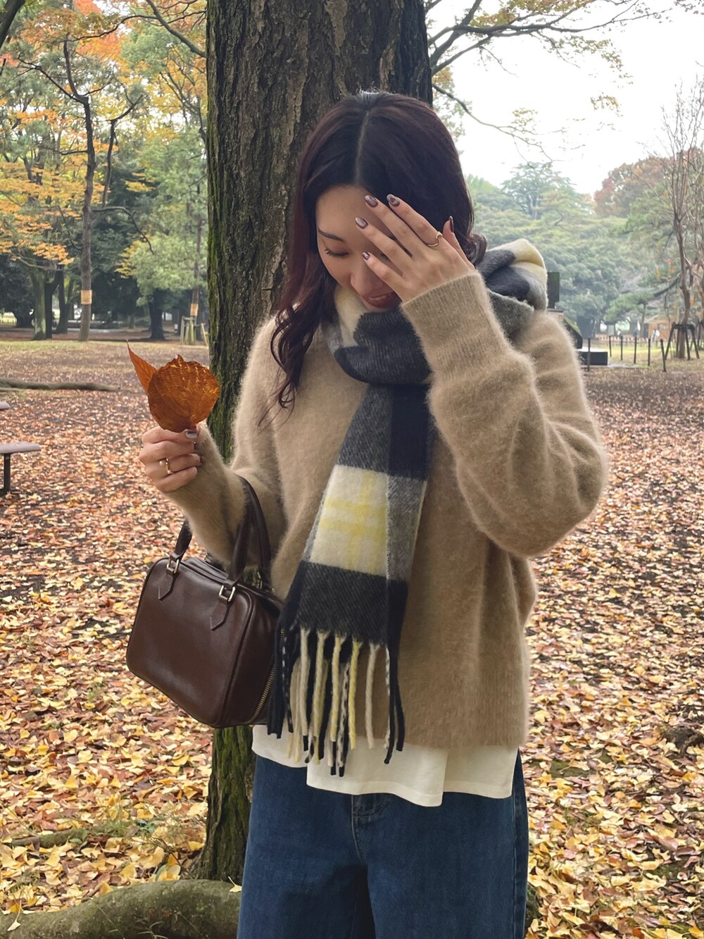 「ブラウン、休日スタイル、ニット、お出かけコーデ、デニム、大人かわいい、秋服、紅葉コーデ、公園コーデ、マフラー、レイヤードスタイル、FOX混ニット、ボストンバッグ、セミワイドデニム、Vネックニット」|「fredy emueのFOX混Vネックニットプルオーバー(ニット/セーター、イエロー系)」を使った、Maikaさん(レディース・163cm)の秋コーディネートの4枚目の写真
