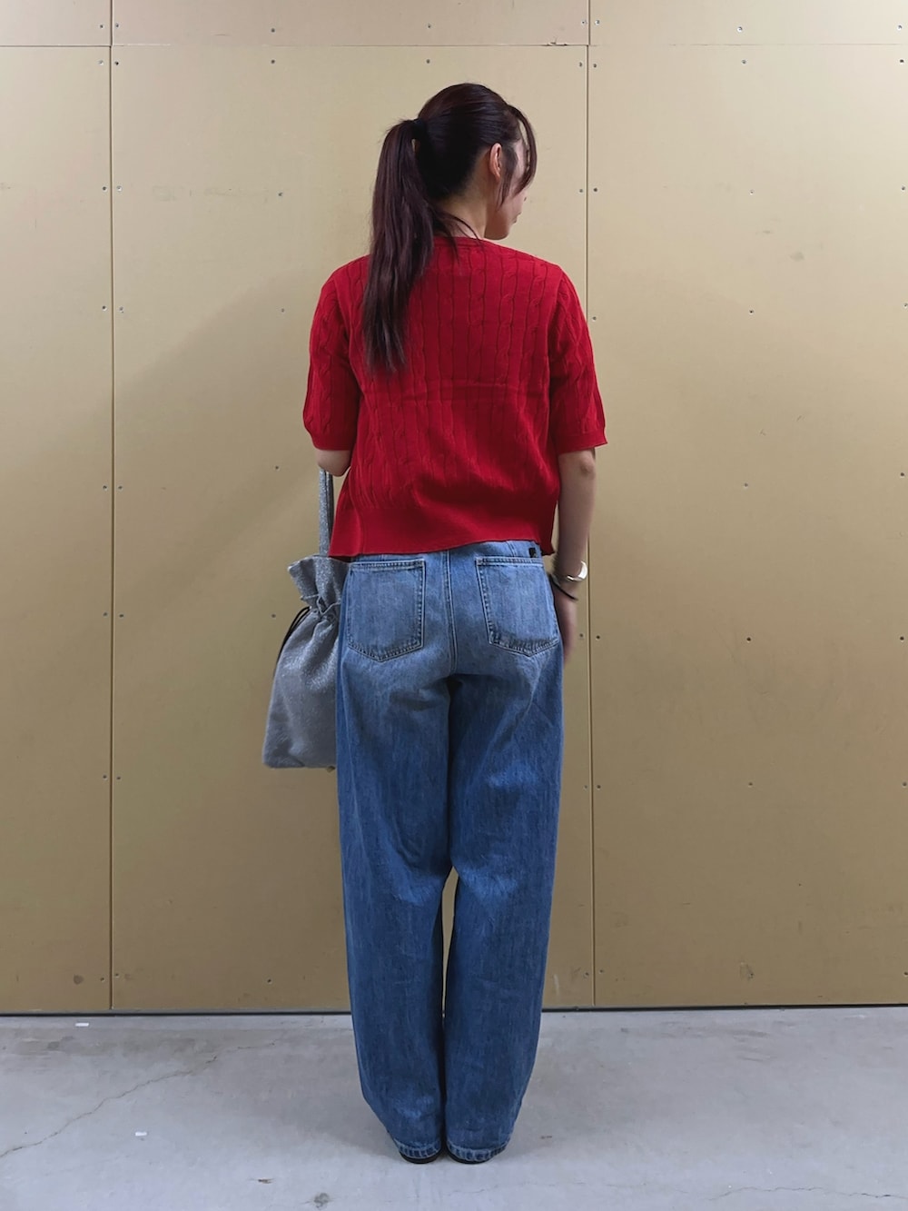 ブルー系のデニムパンツ、ホワイト系のTシャツ/カットソー、シルバー系のトートバッグを着用したレディースの夏コーディネートの3枚目の写真