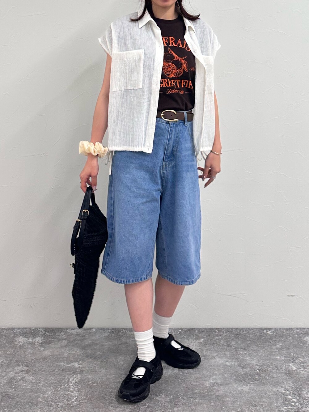 ブルー系のその他パンツ、ブラック系のスニーカー、ブラウン系のTシャツ/カットソーを着用したレディースの夏コーディネートの6枚目の写真