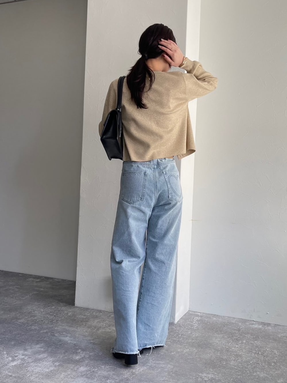 「真冬のあったかスタイル、大人可愛い、カジュアルスタイル、パンツスタイル、春服、デニム、デニムパンツ、カーディガン、カーディガンコーデ、切りっぱなしデニム、フレアデニム、フレアパンツ、ラメ、ラメトップス、フラップバッグ」｜「fredy emueのカットオフセミフレアデニムパンツ（デニムパンツ、ブルー系）」を使った、Maikaさん（レディース・163cm）の冬コーディネートの2枚目の写真