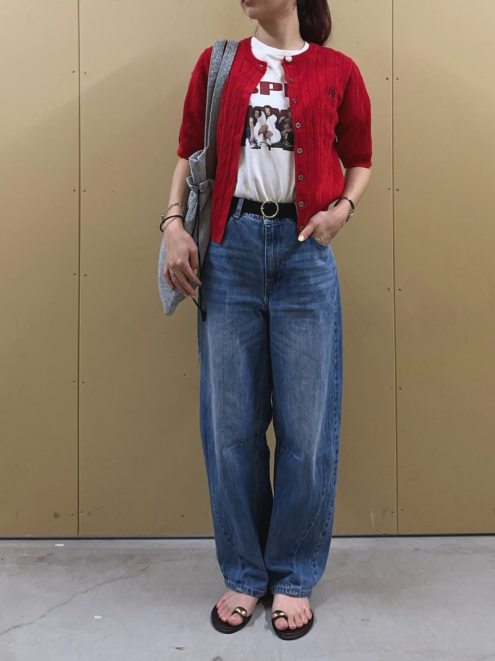 ブルー系のデニムパンツ、ホワイト系のTシャツ/カットソー、シルバー系のトートバッグを着用したレディースの夏コーディネートの5枚目の写真