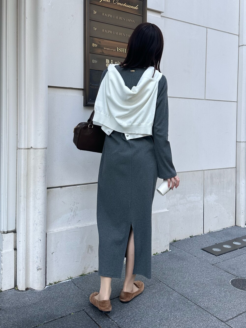 「ニットワンピース、オトナ女子、ゆるコーデ、春服、ワンピース、ワンピーススタイル、カーディガン、カーディガンコーデ、カーディガン肩かけ、ボストンバッグ、リブニット、グレーコーデ、グレーのニット、春、春コーデ」｜「fredy emueのフレアスリーブリブカットワンピース（ワンピース、グレー系）」を使った、Maikaさん（レディース・163cm）の冬コーディネートの2枚目の写真