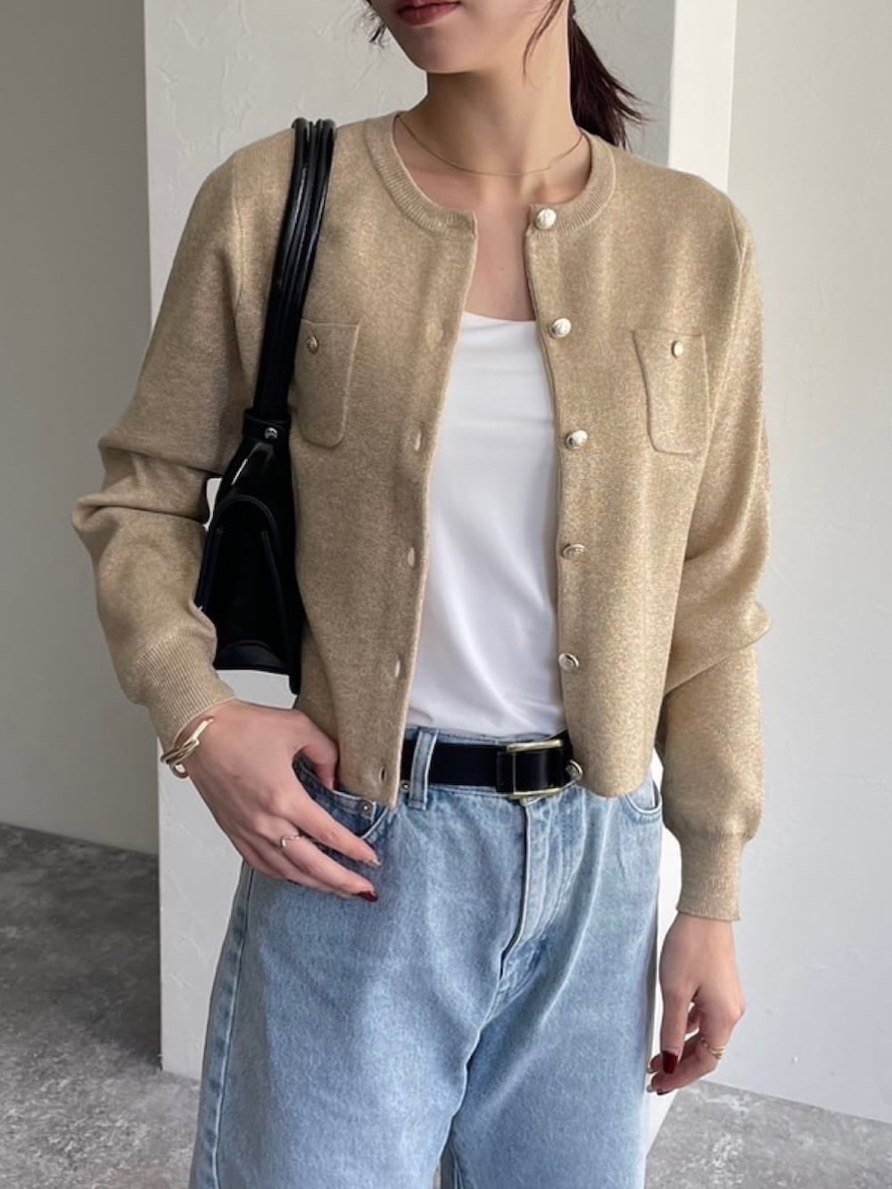 「真冬のあったかスタイル、大人可愛い、カジュアルスタイル、パンツスタイル、春服、デニム、デニムパンツ、カーディガン、カーディガンコーデ、切りっぱなしデニム、フレアデニム、フレアパンツ、ラメ、ラメトップス、フラップバッグ」｜「fredy emueのカットオフセミフレアデニムパンツ（デニムパンツ、ブルー系）」を使った、Maikaさん（レディース・163cm）の冬コーディネートの4枚目の写真