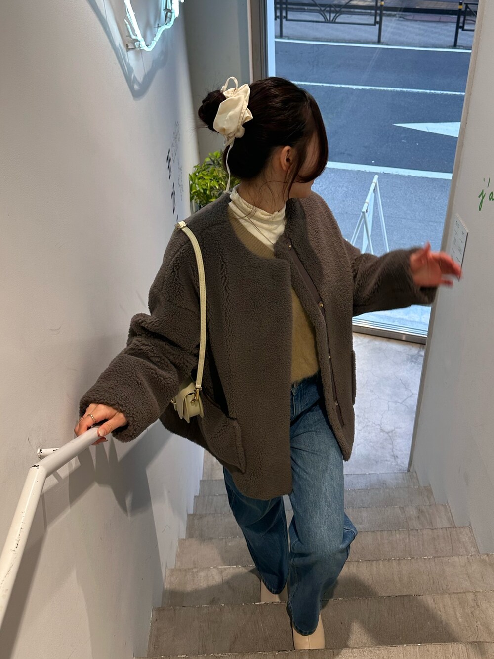 「冬コーデ、大人女子、オトナカジュアル、おでかけコーデ、デニムコーデ、デニム、大人コーデ、カジュアルガーリー、カジュアルスタイル、アウター、ミドル丈アウター、ボアアウター」｜「fredy emueのボアミドル丈コート（ノーカラーコート、ブラウン系）」を使った、Maikaさん（レディース・163cm）の冬コーディネートの3枚目の写真