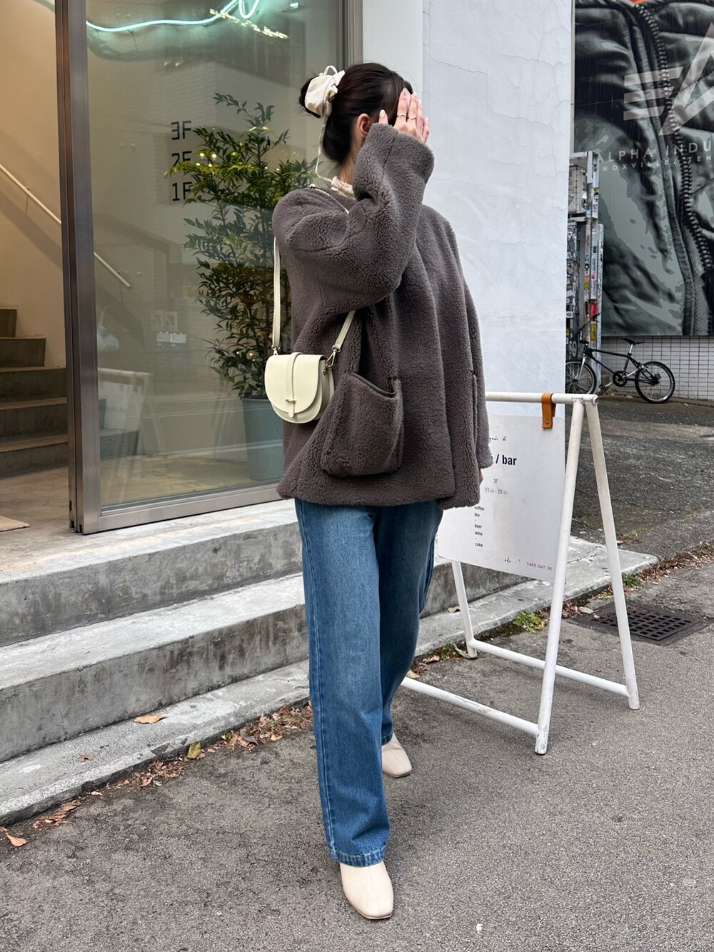 「冬コーデ、大人女子、オトナカジュアル、おでかけコーデ、デニムコーデ、デニム、大人コーデ、カジュアルガーリー、カジュアルスタイル、アウター、ミドル丈アウター、ボアアウター」｜「fredy emueのボアミドル丈コート（ノーカラーコート、ブラウン系）」を使った、Maikaさん（レディース・163cm）の冬コーディネートの2枚目の写真