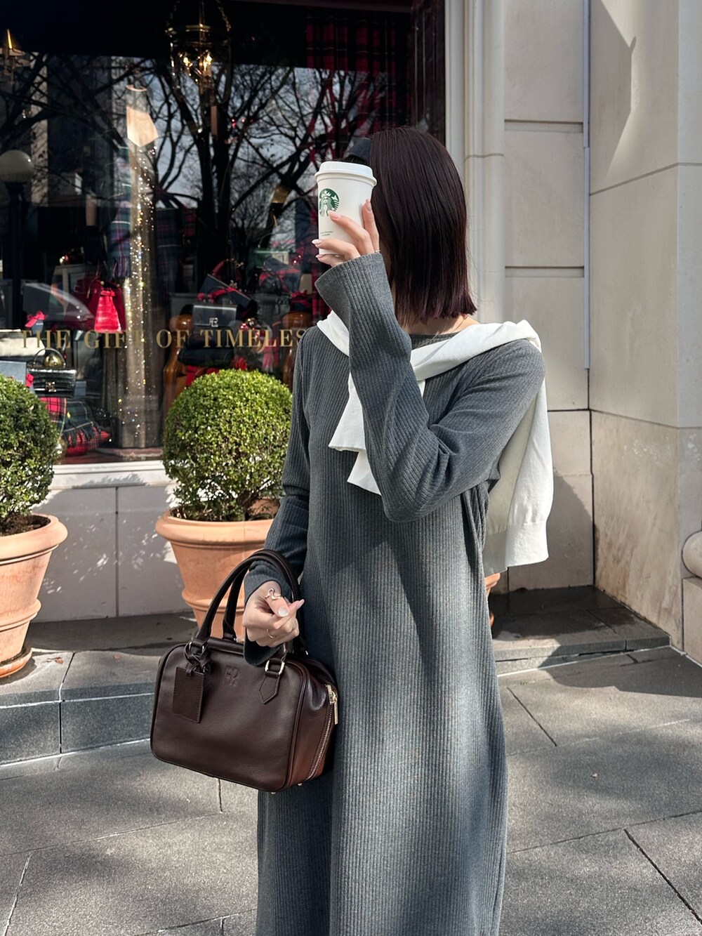 「ニットワンピース、オトナ女子、ゆるコーデ、春服、ワンピース、ワンピーススタイル、カーディガン、カーディガンコーデ、カーディガン肩かけ、ボストンバッグ、リブニット、グレーコーデ、グレーのニット、春、春コーデ」｜「fredy emueのフレアスリーブリブカットワンピース（ワンピース、グレー系）」を使った、Maikaさん（レディース・163cm）の冬コーディネートの4枚目の写真