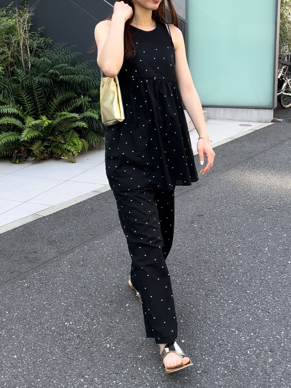 「きれいめカジュアル、アウトドアスタイル、初夏コーデ、ブラウス、休日スタイル、春、セットアップ、ドット柄、ゴールドアクセ、チェーンバッグ、サンダル、サンダルコーデ、キャミブラウス、春夏コーデ、フレンチカジュアル」｜「fredy emueの【セットアップ着用可能】ドット刺繍イージーパンツ（その他パンツ、ブラック系）」を使った、Maikaさん（レディース・163cm）の春コーディネートの5枚目の写真