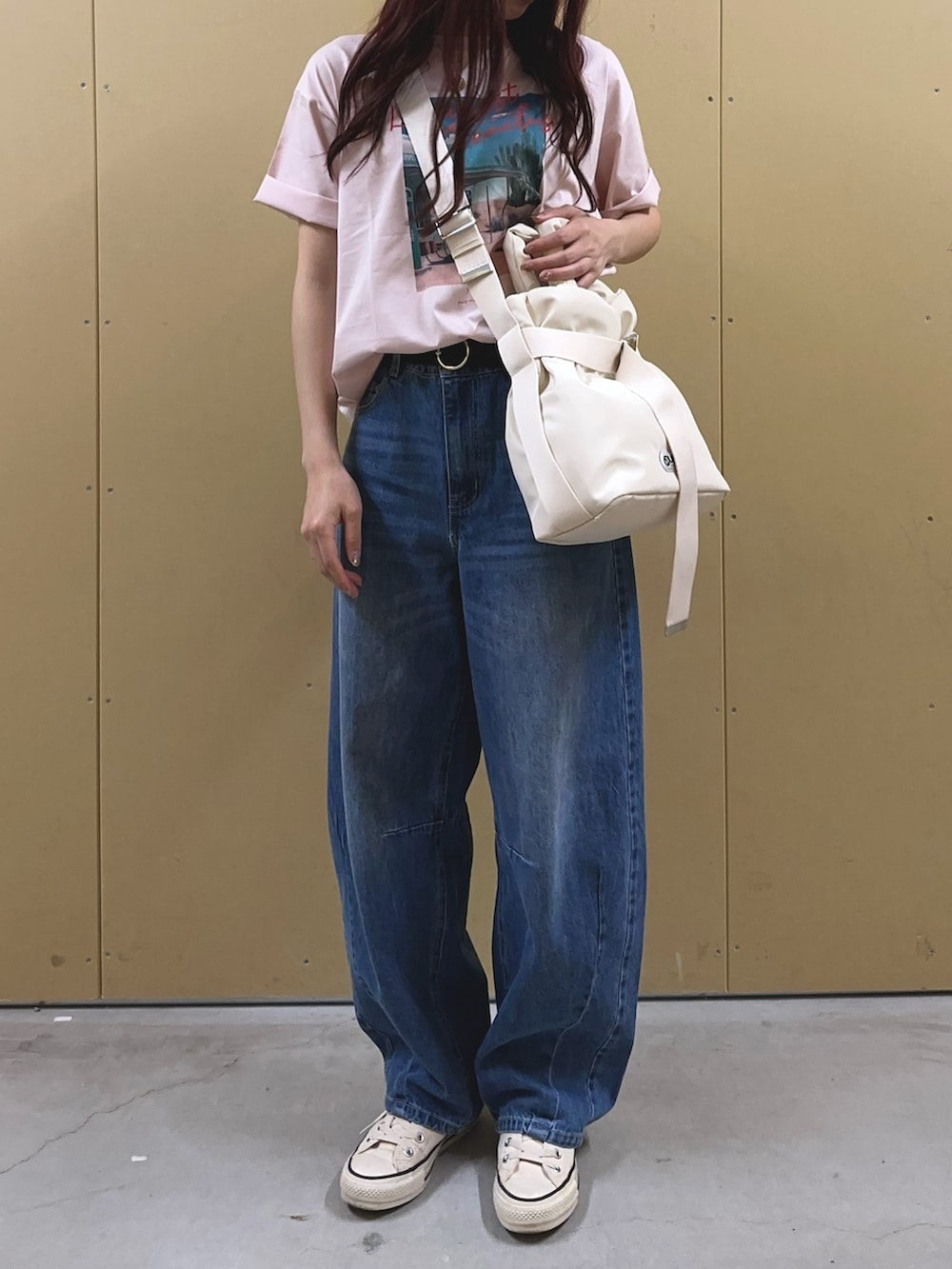 「夏コーデ、デニム、休日スタイル、ゆるコーデ、パンツコーデ、Tシャツコーデ、プリントT、カーブデニム、ピンクTシャツ、デニムコーデ、カジュアル、お出かけコーデ、3wayバッグ、OUTDOOR PRODUCTS、アウトドアスタイル」｜「fredy emueのカーブデニムパンツ（デニムパンツ、ブルー系）」を使った、Maikaさん（レディース・163cm）の夏コーディネートの5枚目の写真