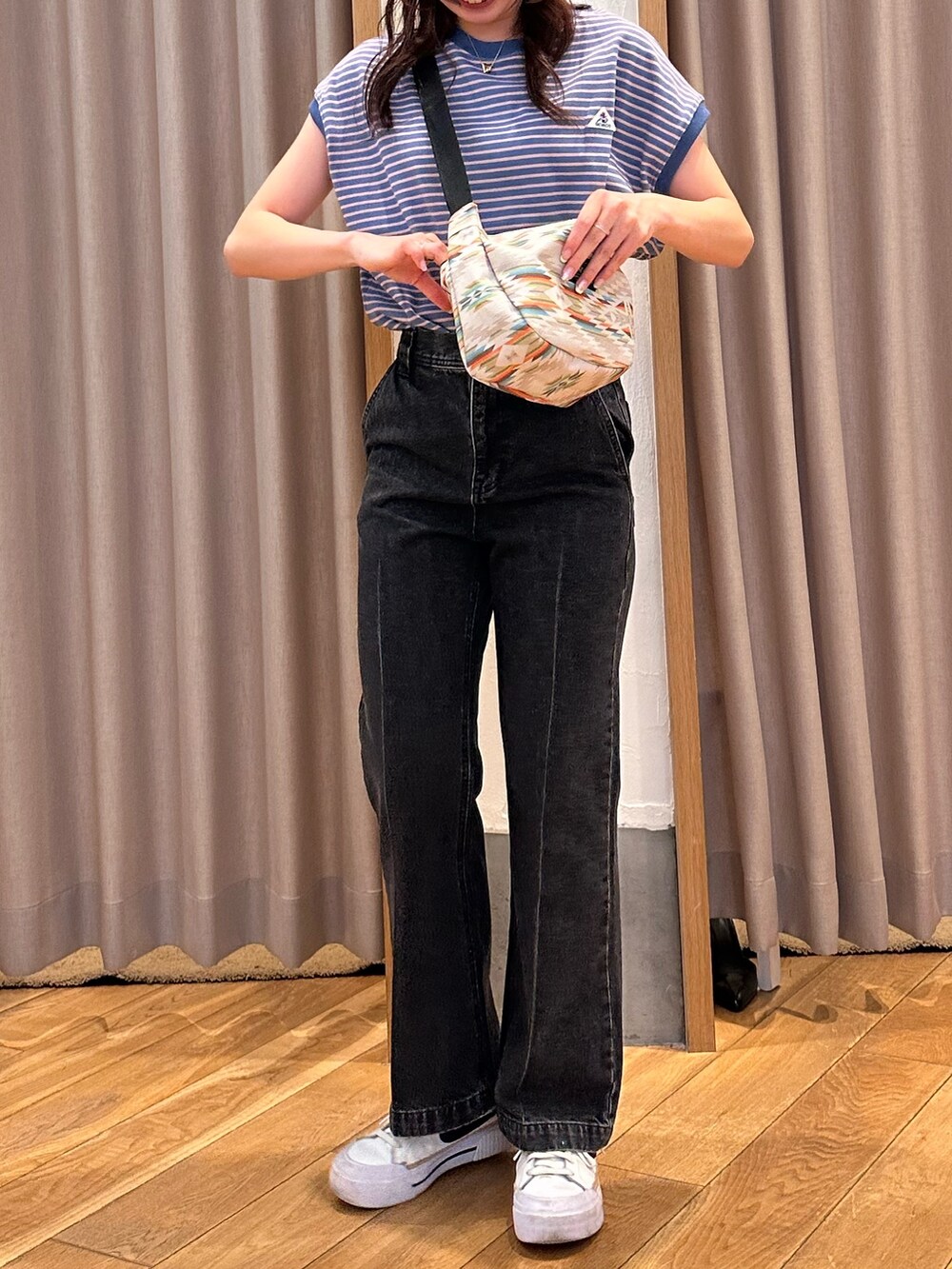 「ボーダー、お出かけコーデ、カジュアルコーデ、春夏コーデ、初夏コーデ、オトナカジュアル、大人かわいい、夏、ノースリーブ、デニム、デニムパンツ、フレアパンツ、アウトドアスタイル、イエべ秋、骨格ウェーブ」｜「fredy emueのセンタープレスセミフレアデニム（デニムパンツ、ブラック系）」を使った、Maikaさん（レディース・163cm）の春コーディネートの5枚目の写真
