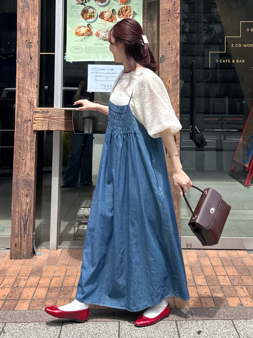 「デニム、オトナカジュアル、着回しコーデ、夏、キャミワンピ、ワンピース、ブラウス、バレエシューズ、ドット、ドット柄、お出かけコーデ、夏コーデ、甘めカジュアル」｜「fredy emueのライトオンスデニムシャーリングキャミワンピース（ワンピース、ブルー系）」を使った、Maikaさん（レディース・163cm）の春コーディネートの3枚目の写真
