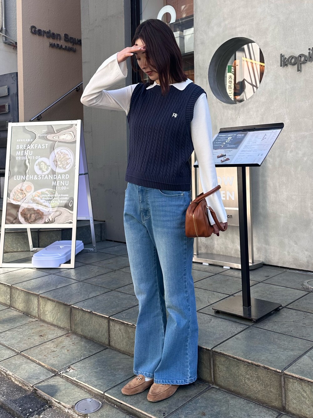 「春先取り、お出かけコーデ、大人かわいい、春服、大人カジュアルコーデ、ベスト、ベスト×シャツ、シャツカーディガン、デニム、デニムパンツ、フレアパンツ、フレアデニム、ボストンバッグ、レイヤード、レイヤードスタイル」｜「fredy emueの【haru企画】フレアデニムパンツ（デニムパンツ、ブルー系）」を使った、Maikaさん（レディース・163cm）の春コーディネートの6枚目の写真