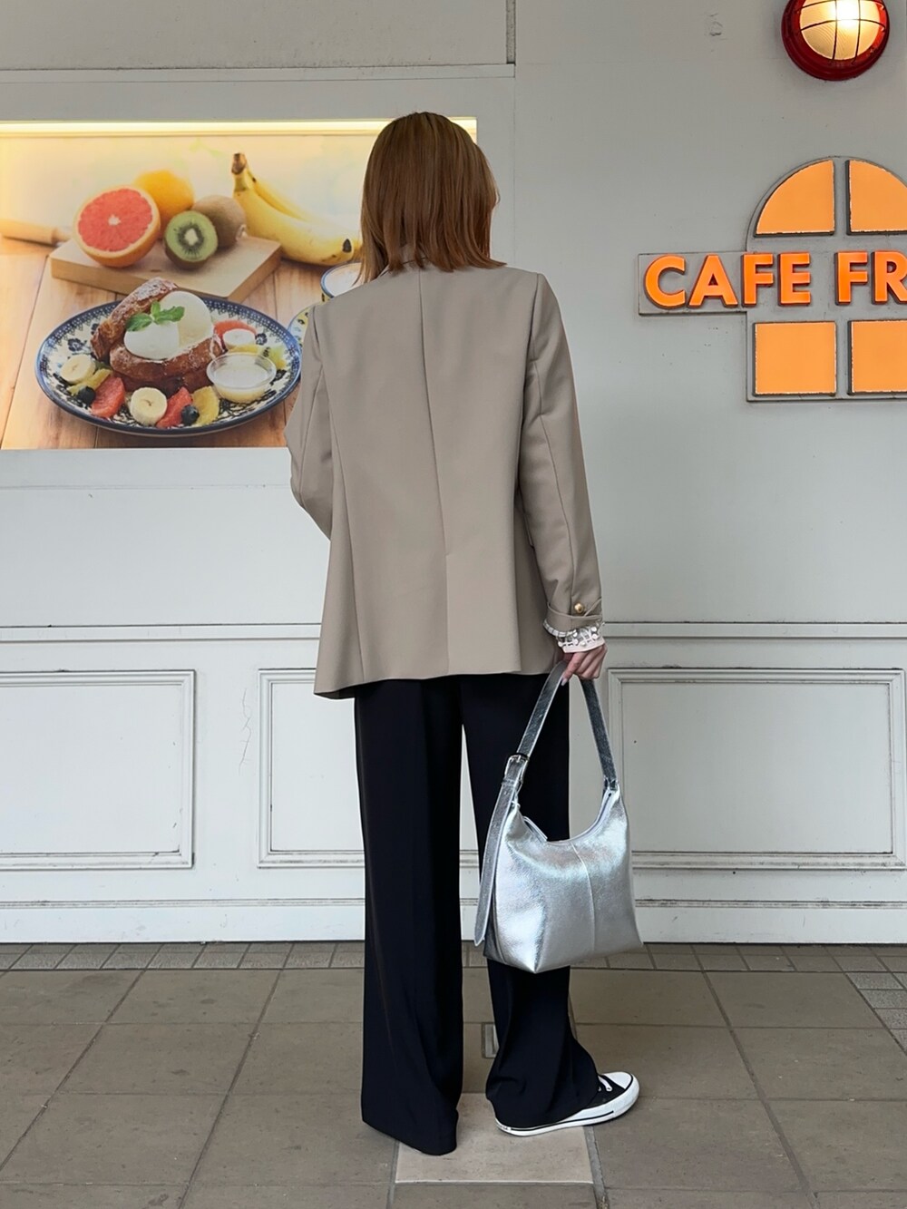 ホワイト系のシャツ/ブラウス、ホワイト系のTシャツ/カットソー、ブラック系のスラックスを着用したレディースの春コーディネートの4枚目の写真