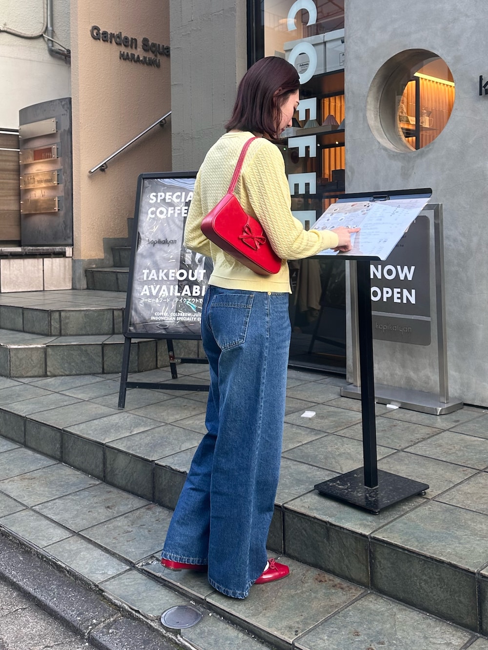 「大人女子、パンツスタイル、大人ガーリー、カーディガン、ケーブルニット、ケーブルカーディガン、デニム、デニムパンツ、センタープレスパンツ、春、春コーデ、春色、カーディガンコーデ、春色コーデ、カジュアルガーリー」｜「fredy emueのFR刺繍ミニケーブル柄カーディガン（カーディガン/ボレロ、イエロー系）」を使った、Maikaさん（レディース・163cm）の冬コーディネートの5枚目の写真