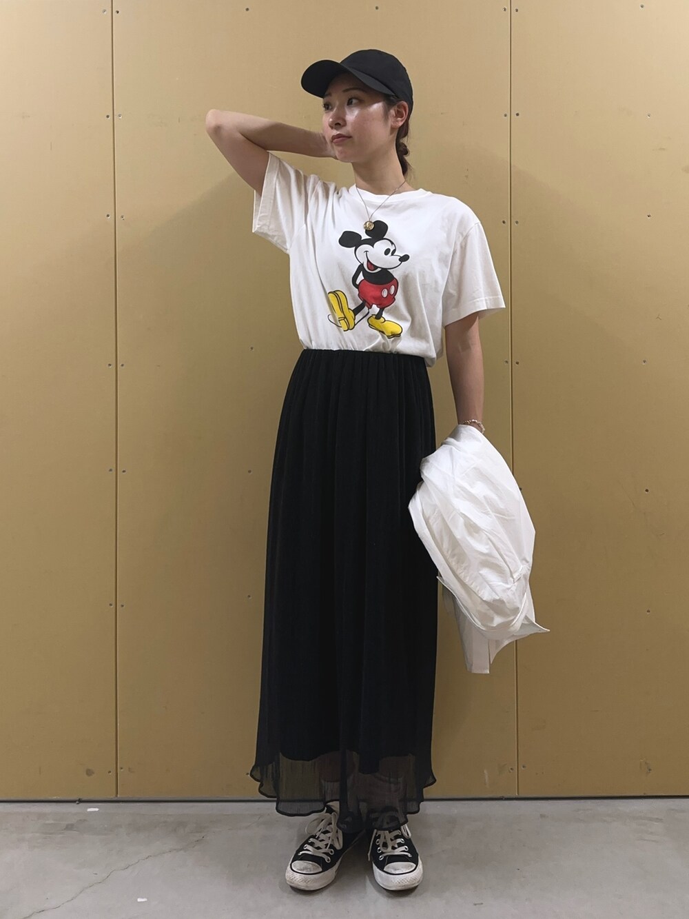 「レイヤードスタイル、きれいめカジュアル、夏コーデ、休日スタイル、カジュアルガーリー、スカート、ラメスカート、ミッキーT、Tシャツ、長袖シャツ、梅雨コーデ、雨の日コーデ、キャップ、プリーツスカート、ディズニーコーデ」｜「fredy emueのラメプリーツセミフレアスカート（スカート、ブラック系）」を使った、Maikaさん（レディース・163cm）の夏コーディネートの3枚目の写真