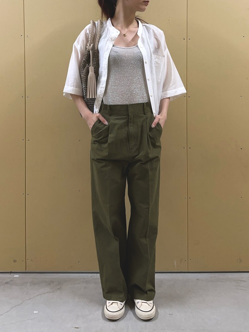 グリーン系のチノパンツ、ホワイト系のシャツ/ブラウス、ベージュ系のTシャツ/カットソーを着用したレディースの夏コーディネートの4枚目の写真