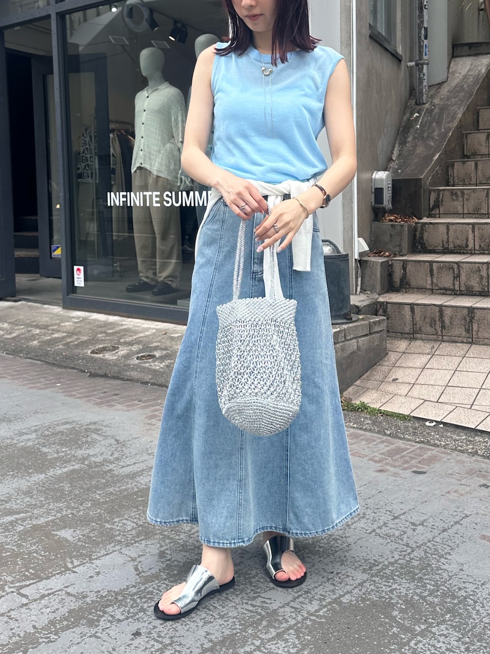 「サンダル、シンプルコーデ、おでかけコーデ、夏服、デニム、デニムスカート、リネン混、カーディガン、ｶｰﾃﾞｨｶﾞﾝ巻き、ノースリーブ、かごバッグ、メタリック、お出かけ、お出かけコーデ、大人カジュアル」｜「fredy emueのリネン混ノースリーブニットプルオーバー（タンクトップ、ブルー系）」を使った、Maikaさん（レディース・163cm）の春コーディネートの8枚目の写真