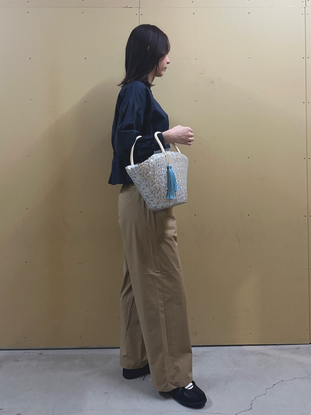 「春色、春服コーデ、大人コーデ、シンプルコーデ、大人女子、シャツ/ブラウス、オトナカワイイ、シャツ、シャツスタイル、クロップドトップス、綿ナイロン、セミワイドパンツ、スパンコール、スパンコールバック、お出かけコーデ」｜「fredy emueのクロップドウエストギャザーブラウス（シャツ/ブラウス、ブルー系）」を使った、Maikaさん（レディース・163cm）の春コーディネートの2枚目の写真