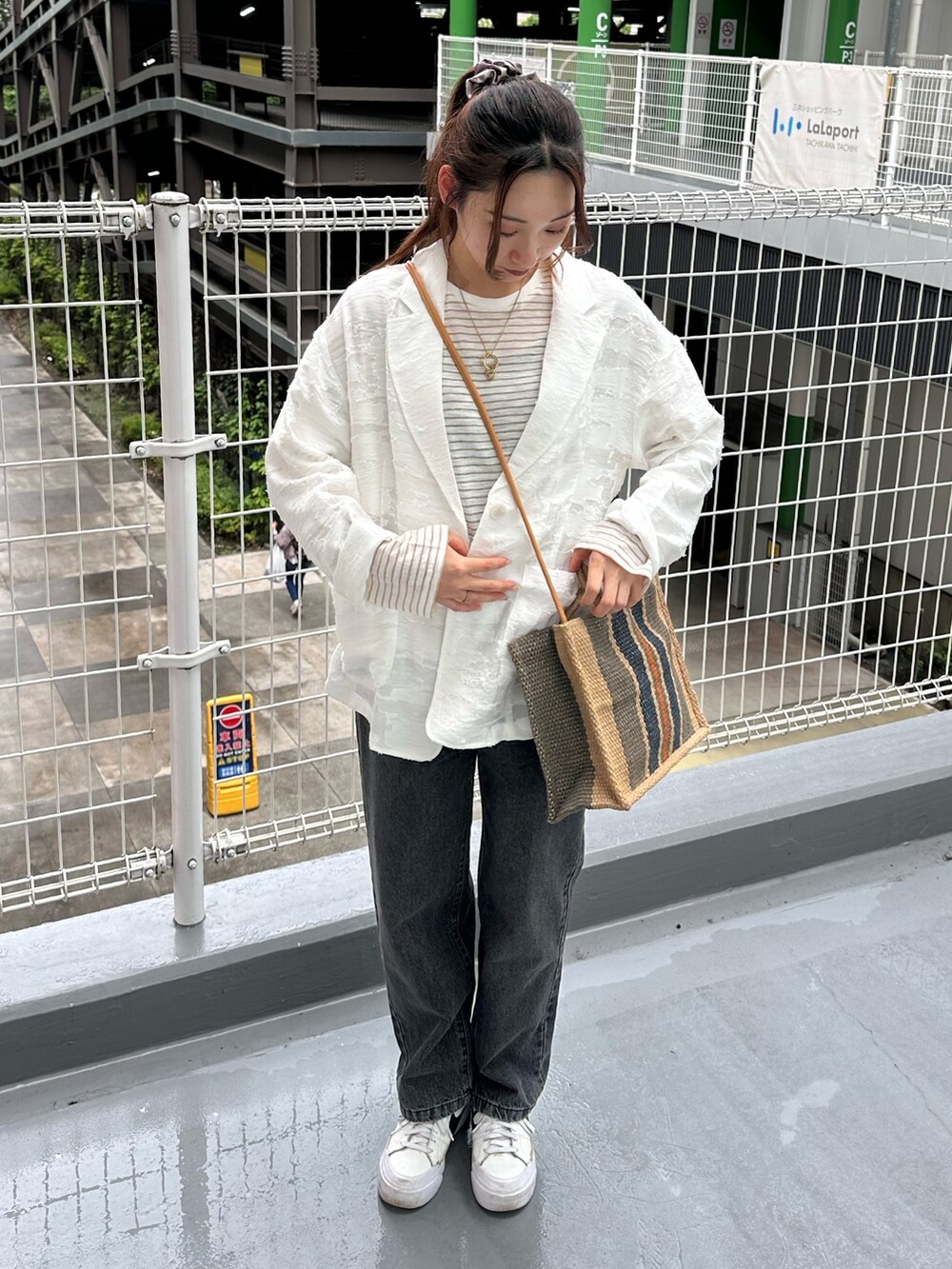 「ボーダー、デニム、スニーカー、きれいめカジュアル、春夏コーデ、シアートップス、シンプルコーデ、おでかけコーデ、デニムコーデ、テーラードジャケット、ボーダーロンT、シュシュ、トートバッグ、ハンドバッグ、ショルダーバッグ」｜「fredy emueのシアージャガードシャツジャケット（テーラードジャケット、ホワイト系）」を使った、Maikaさん（レディース・163cm）の春コーディネートの8枚目の写真