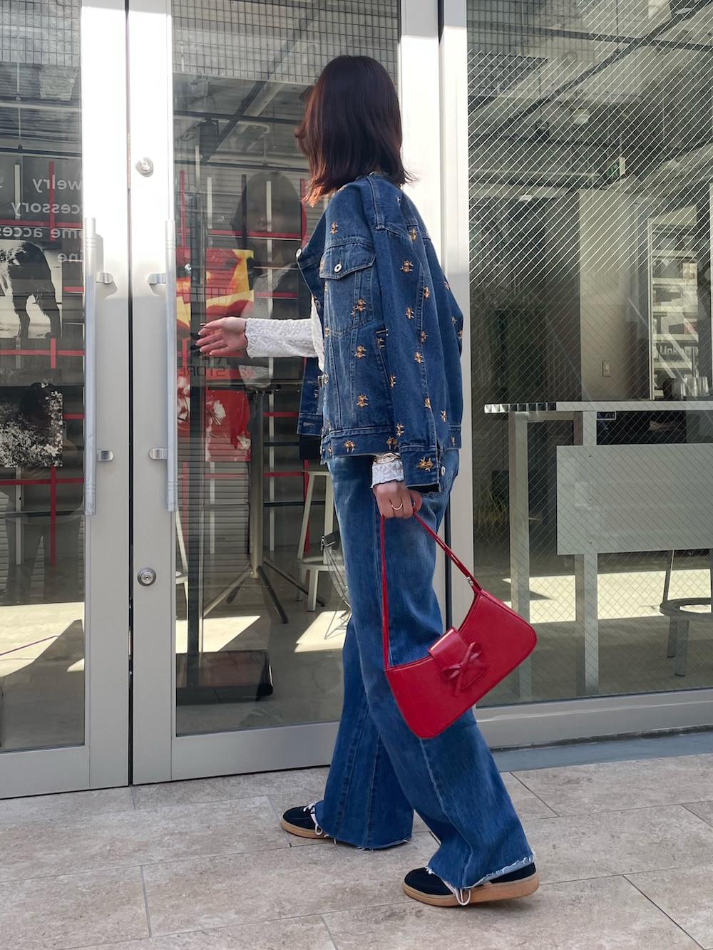 「シアートップス、春先取り、お出かけコーデ、大人かわいい、春服、大人カジュアルコーデ、デニムセットアップ、カジュアルガーリー、デニムジャケット、カットオフデニム、カットオフ、レース、レーストップス、デニム、デニムパンツ」｜「fredy emueのカットオフセミフレアデニムパンツ（デニムパンツ、ブルー系）」を使った、Maikaさん（レディース・163cm）の春コーディネートの4枚目の写真