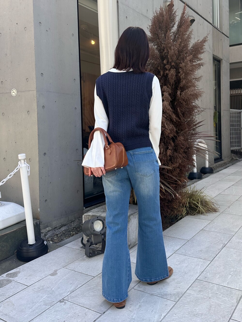 「春先取り、お出かけコーデ、大人かわいい、春服、大人カジュアルコーデ、ベスト、ベスト×シャツ、シャツカーディガン、デニム、デニムパンツ、フレアパンツ、フレアデニム、ボストンバッグ、レイヤード、レイヤードスタイル」｜「fredy emueの【haru企画】フレアデニムパンツ（デニムパンツ、ブルー系）」を使った、Maikaさん（レディース・163cm）の春コーディネートの4枚目の写真