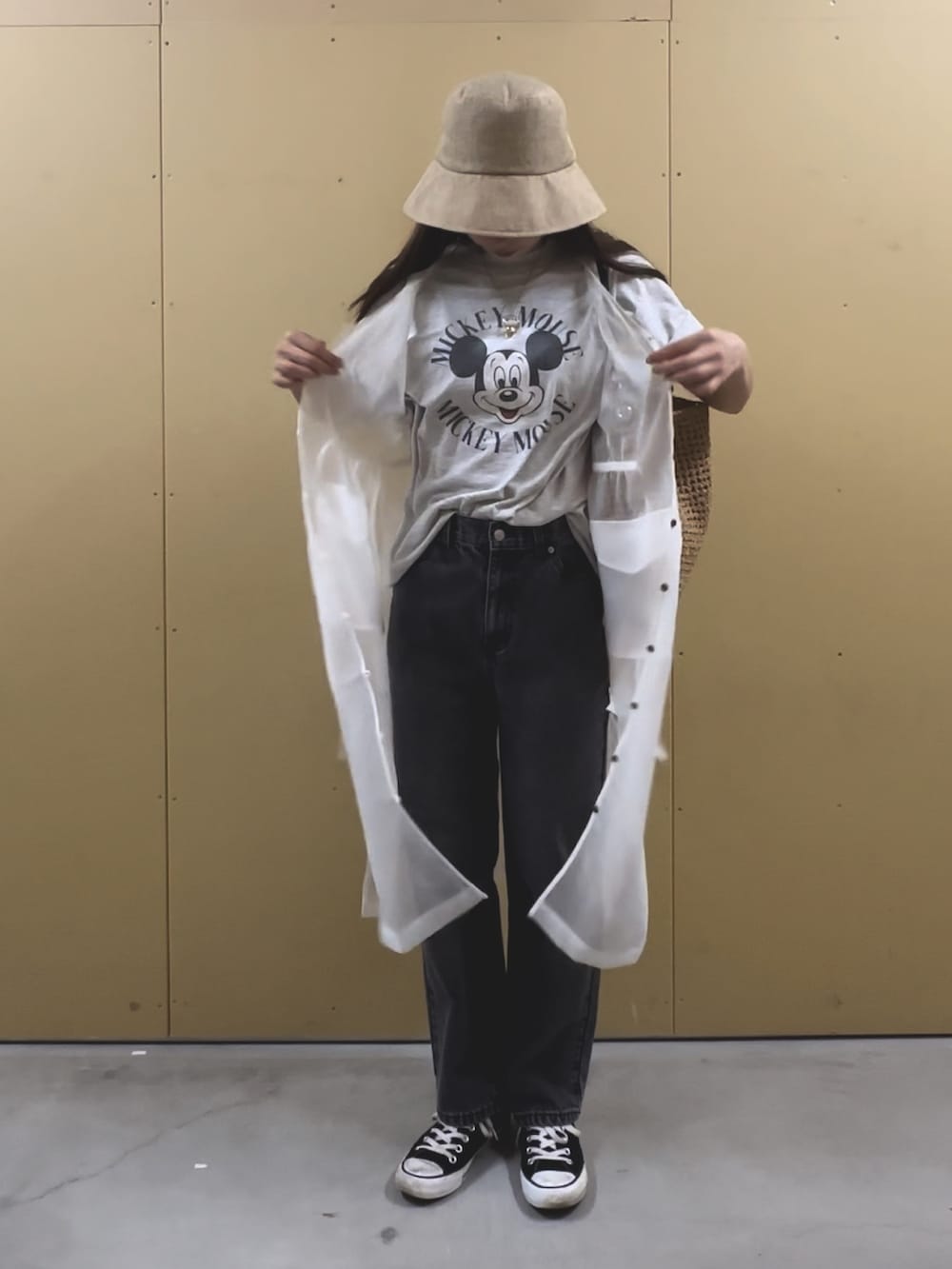 「きれいめカジュアル、休日スタイル、デニム、デニムパンツ、ミッキーT、シアー、ロングジレ、ハット、バックリボン、大人カジュアル、大人っぽコーデ、骨格ウェーブ、トートバッグ、カジュアルコーデ、春夏コーデ」|「fredy emueのストレートデニムパンツ(デニムパンツ、ブラック系)」を使った、Maikaさん(レディース・163cm)の春コーディネートの8枚目の写真