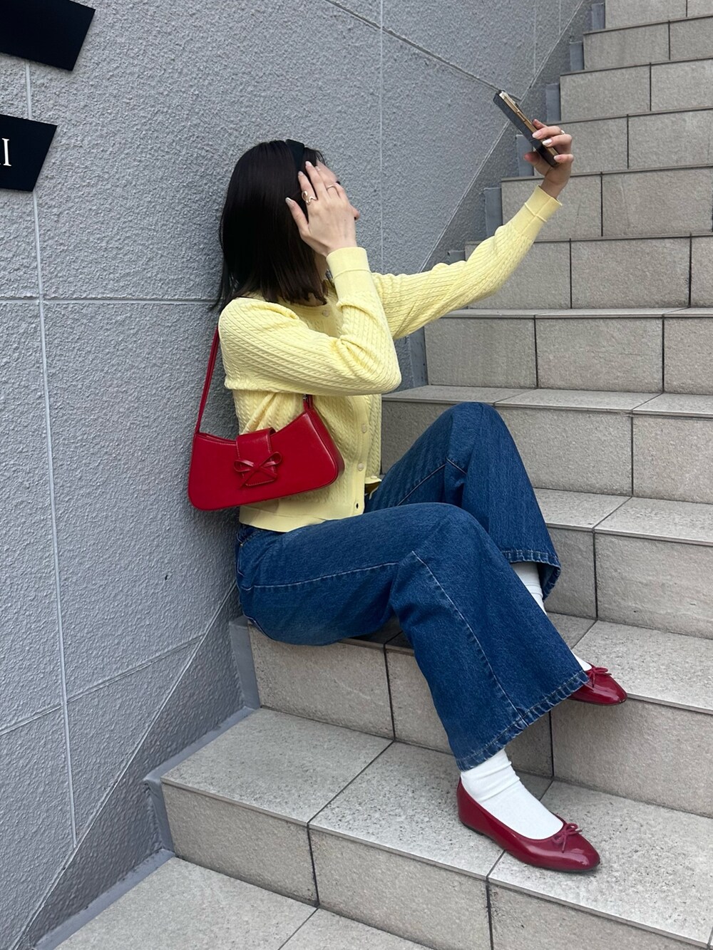 「大人女子、パンツスタイル、大人ガーリー、カーディガン、ケーブルニット、ケーブルカーディガン、デニム、デニムパンツ、センタープレスパンツ、春、春コーデ、春色、カーディガンコーデ、春色コーデ、カジュアルガーリー」｜「fredy emueのFR刺繍ミニケーブル柄カーディガン（カーディガン/ボレロ、イエロー系）」を使った、Maikaさん（レディース・163cm）の冬コーディネートの6枚目の写真