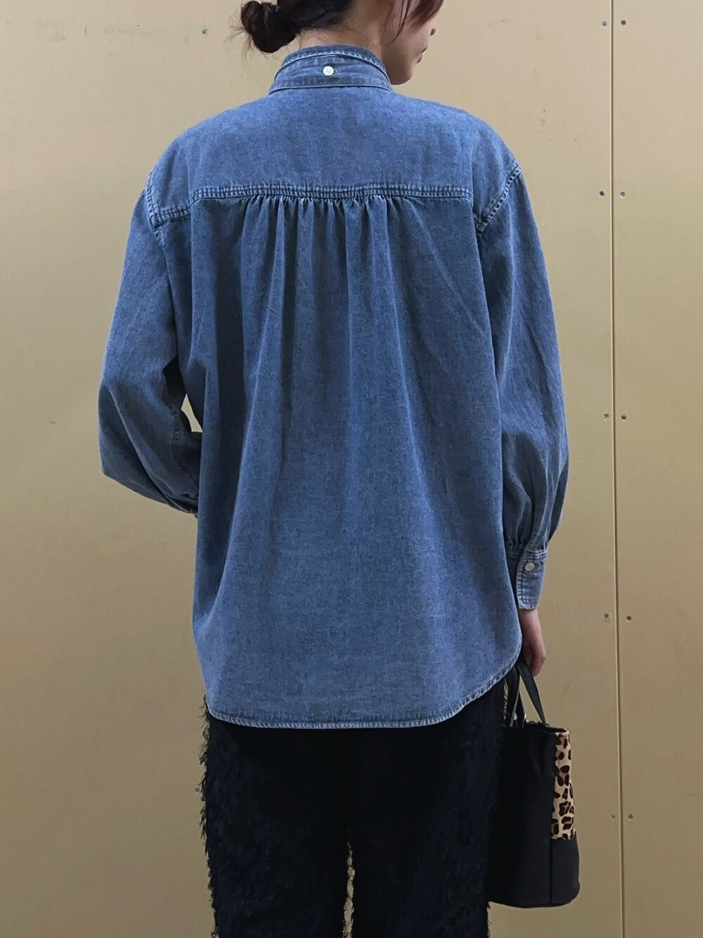 「シャツスタイル、秋服準備はじめました、お出かけコーデ、スニーカー、秋コーデ、大人カジュアル、デニムシャツ、ボウタイシャツ、2wayシャツ、フリンジパンツ、パンツコーデ、レオパードバッグ、バケツバッグ、着回し、秋服」｜「fredy emueのフリンジジャガードパンツ（その他パンツ、ブラック系）」を使った、Maikaさん（レディース・163cm）の秋コーディネートの5枚目の写真
