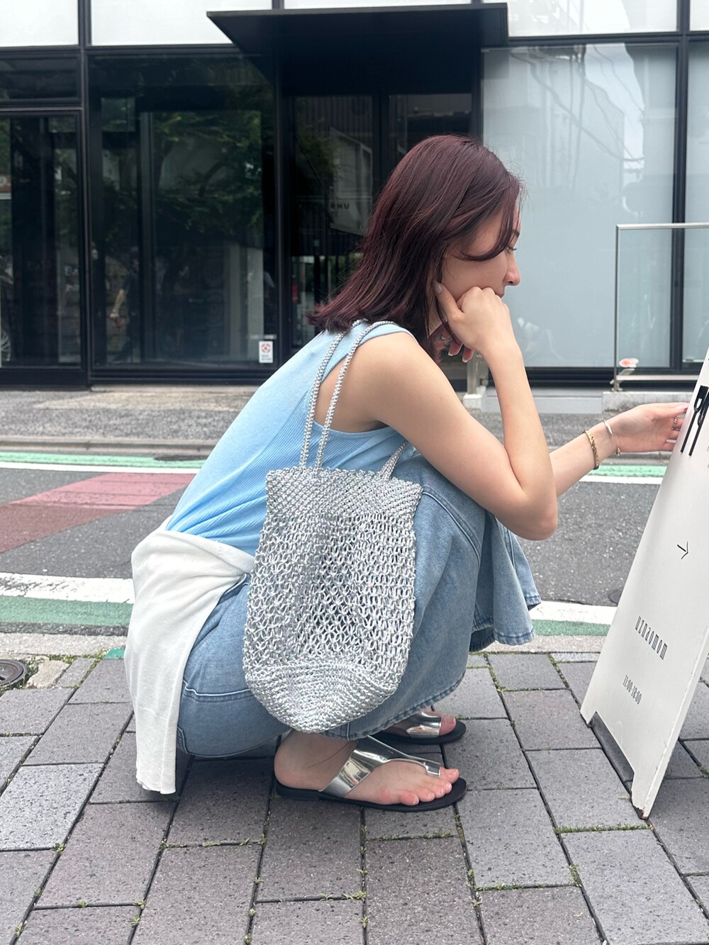 「サンダル、シンプルコーデ、おでかけコーデ、夏服、デニム、デニムスカート、リネン混、カーディガン、ｶｰﾃﾞｨｶﾞﾝ巻き、ノースリーブ、かごバッグ、メタリック、お出かけ、お出かけコーデ、大人カジュアル」｜「fredy emueのリネン混ノースリーブニットプルオーバー（タンクトップ、ブルー系）」を使った、Maikaさん（レディース・163cm）の春コーディネートの4枚目の写真