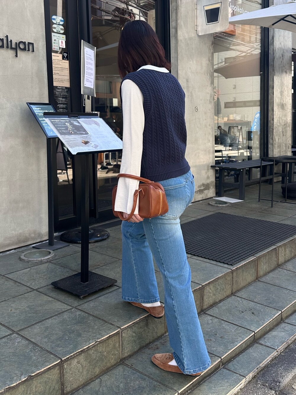 「春先取り、お出かけコーデ、大人かわいい、春服、大人カジュアルコーデ、ベスト、ベスト×シャツ、シャツカーディガン、デニム、デニムパンツ、フレアパンツ、フレアデニム、ボストンバッグ、レイヤード、レイヤードスタイル」｜「fredy emueの【haru企画】フレアデニムパンツ（デニムパンツ、ブルー系）」を使った、Maikaさん（レディース・163cm）の春コーディネートの8枚目の写真