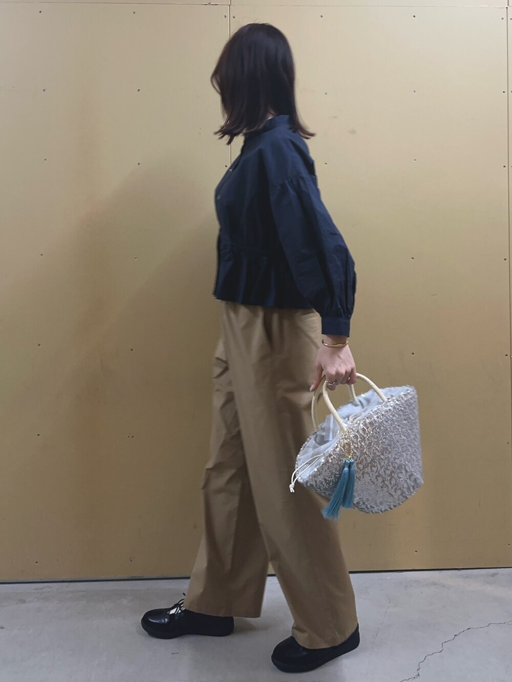 「春色、春服コーデ、大人コーデ、シンプルコーデ、大人女子、シャツ/ブラウス、オトナカワイイ、シャツ、シャツスタイル、クロップドトップス、綿ナイロン、セミワイドパンツ、スパンコール、スパンコールバック、お出かけコーデ」｜「fredy emueのクロップドウエストギャザーブラウス（シャツ/ブラウス、ブルー系）」を使った、Maikaさん（レディース・163cm）の春コーディネートの4枚目の写真