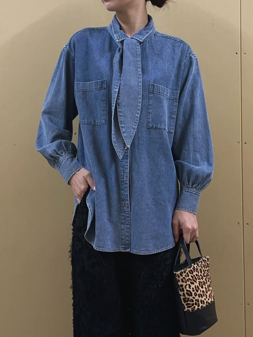 「シャツスタイル、秋服準備はじめました、お出かけコーデ、スニーカー、秋コーデ、大人カジュアル、デニムシャツ、ボウタイシャツ、2wayシャツ、フリンジパンツ、パンツコーデ、レオパードバッグ、バケツバッグ、着回し、秋服」｜「fredy emueのフリンジジャガードパンツ（その他パンツ、ブラック系）」を使った、Maikaさん（レディース・163cm）の秋コーディネートの6枚目の写真