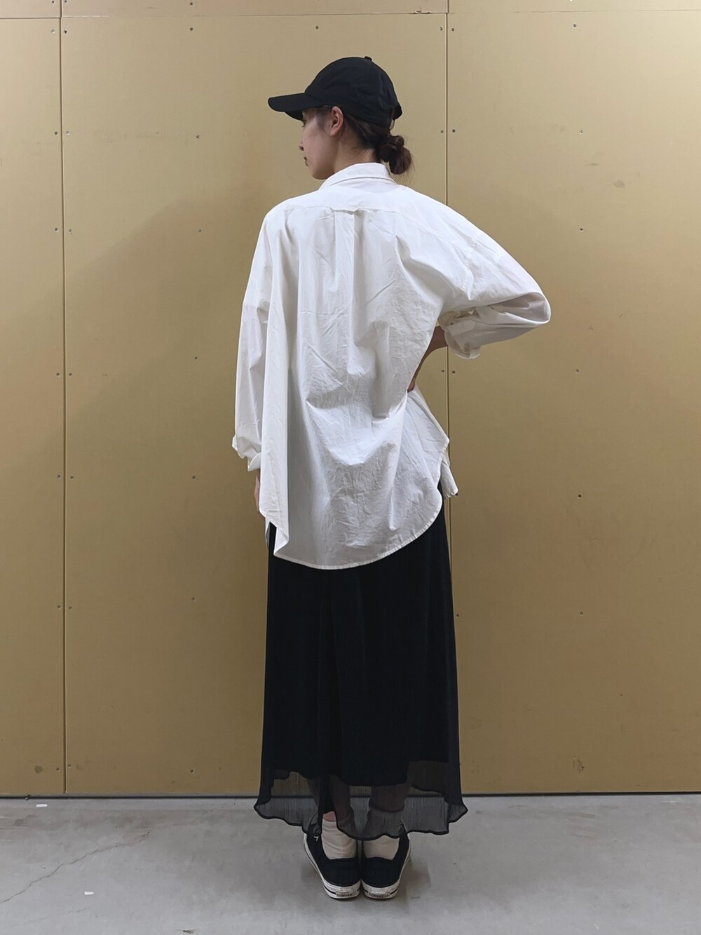 「レイヤードスタイル、きれいめカジュアル、夏コーデ、休日スタイル、カジュアルガーリー、スカート、ラメスカート、ミッキーT、Tシャツ、長袖シャツ、梅雨コーデ、雨の日コーデ、キャップ、プリーツスカート、ディズニーコーデ」｜「fredy emueのラメプリーツセミフレアスカート（スカート、ブラック系）」を使った、Maikaさん（レディース・163cm）の夏コーディネートの7枚目の写真
