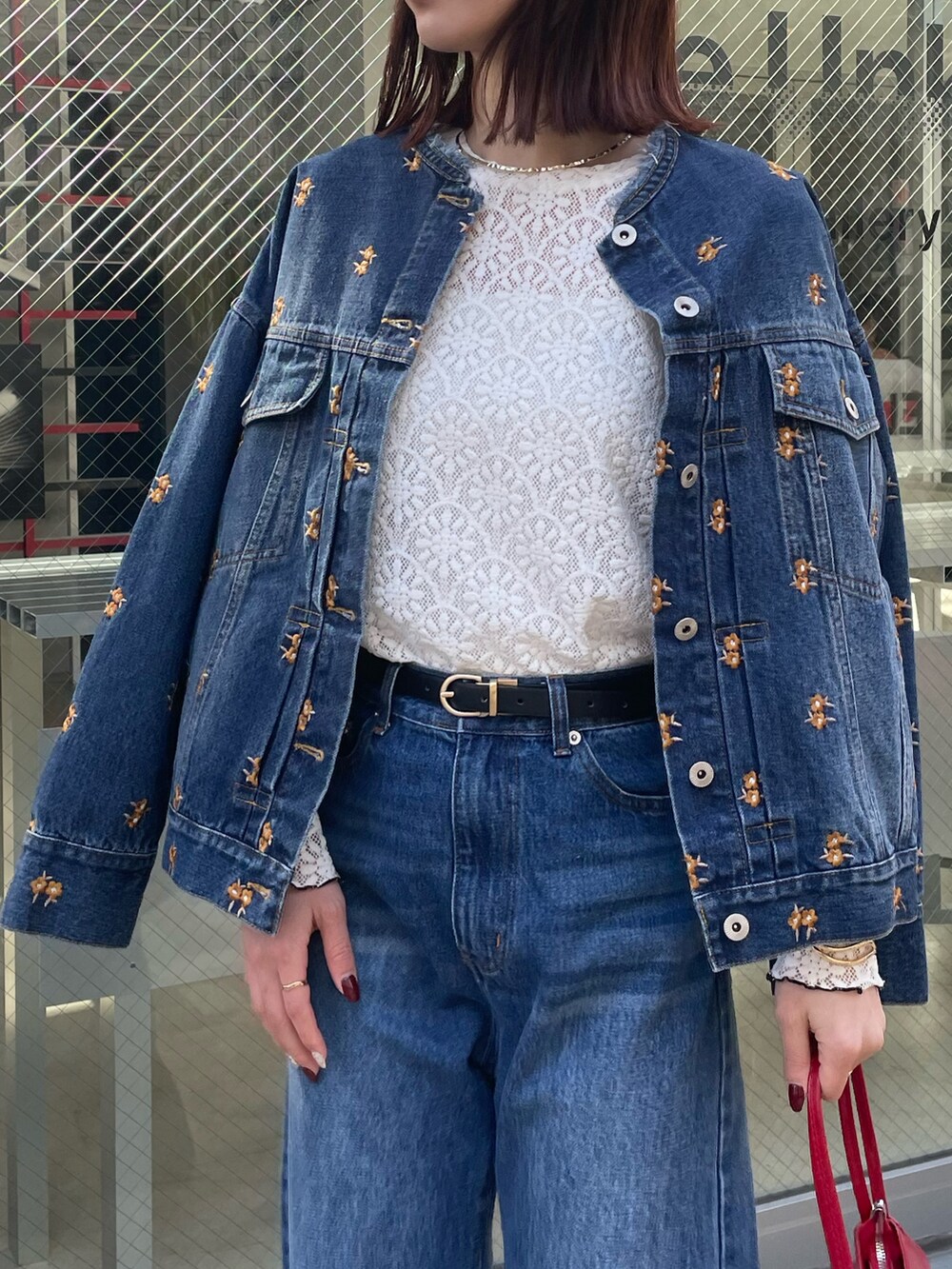 「シアートップス、春先取り、お出かけコーデ、大人かわいい、春服、大人カジュアルコーデ、デニムセットアップ、カジュアルガーリー、デニムジャケット、カットオフデニム、カットオフ、レース、レーストップス、デニム、デニムパンツ」｜「fredy emueのカットオフセミフレアデニムパンツ（デニムパンツ、ブルー系）」を使った、Maikaさん（レディース・163cm）の春コーディネートの3枚目の写真