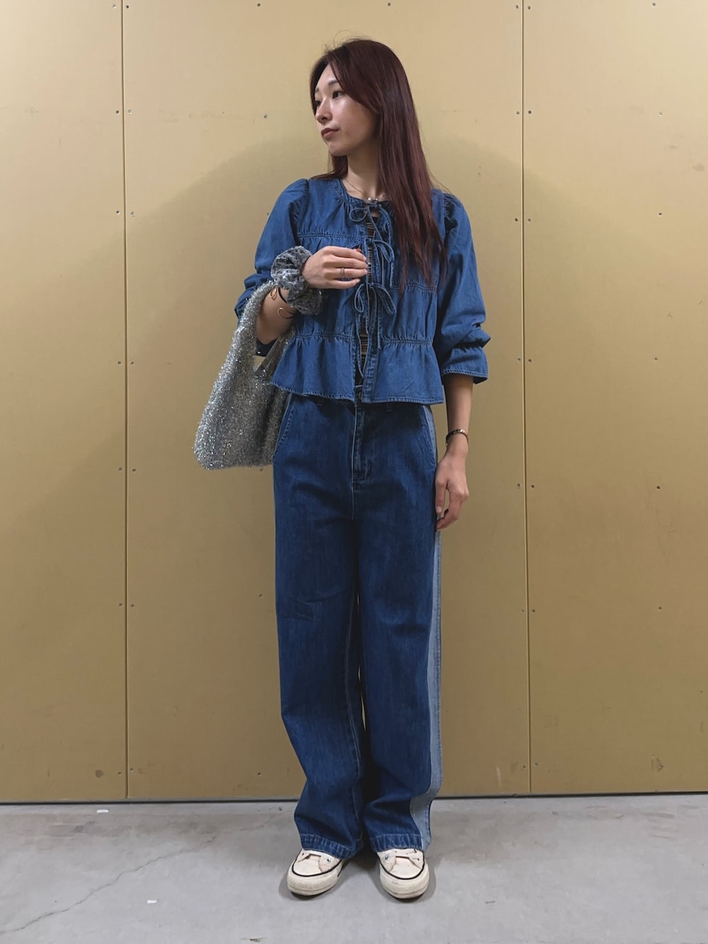 「秋服準備はじめました、お出かけコーデ、デートコーデ、セットアップ、秋コーデ、大人カジュアル、デニムブラウス、デニムコーデ、ラインパンツ、フェザーバッグ、シュシュ、ベロアシュシュ、シャーリングブラウス、フリル、デニムパンツ」|「fredy emueのシャーリングリボンデニムシャツ(シャツ/ブラウス、ブルー系)」を使った、Maikaさん(レディース・163cm)の秋コーディネートの4枚目の写真