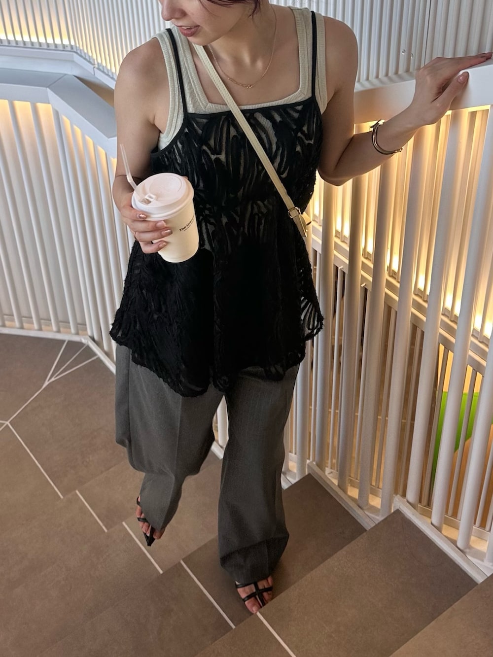 「レイヤードスタイル、お出かけコーデ、夏コーデ、ビスチェ、サンダル、休日スタイル、大人カジュアルコーデ、きれいめコーデ、秋先取りコーデ、スラックス、ストライプパンツ、キャミビスチェ、レイヤード、パンツコーデ、ショルダーバッグ」｜「fredy emueのチュールバテンレースキャミビスチェ（キャミソール、ブラック系）」を使った、Maikaさん（レディース・163cm）の夏コーディネートの4枚目の写真