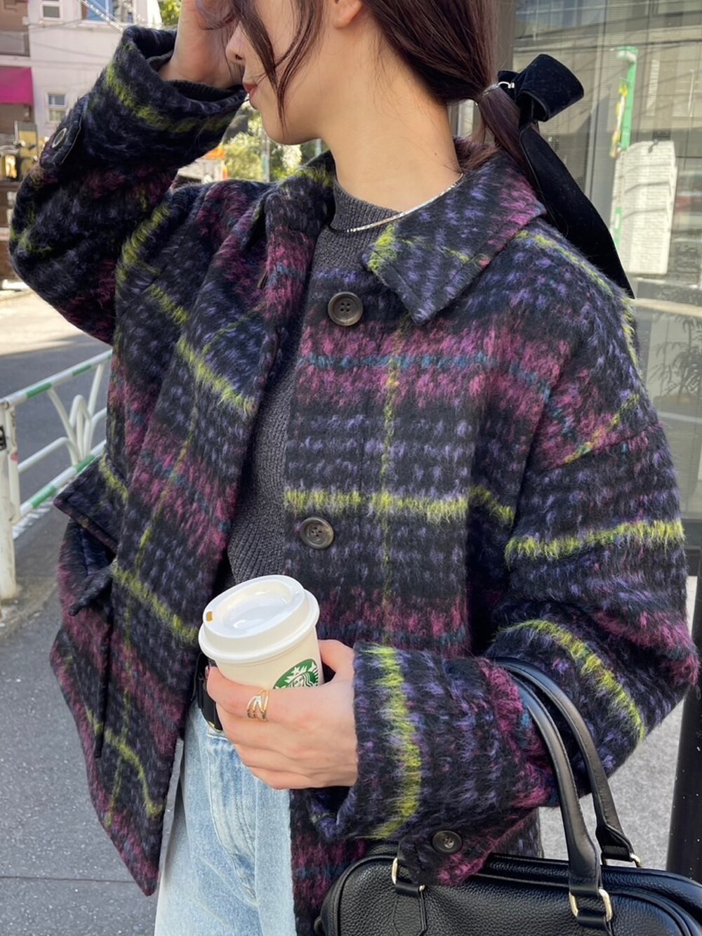 「真冬のあったかスタイル、大人可愛い、カジュアルスタイル、きれいめコーデ、パンツスタイル、アウターコーデ、レディースファッション、大人かわいい、シャギー、シャギーコート、ヘアカフ、リボンカフ、デニム、デニムパンツ、デニムコーデ」｜「fredy emueのカットオフセミフレアデニムパンツ（デニムパンツ、ブルー系）」を使った、Maikaさん（レディース・163cm）の冬コーディネートの6枚目の写真