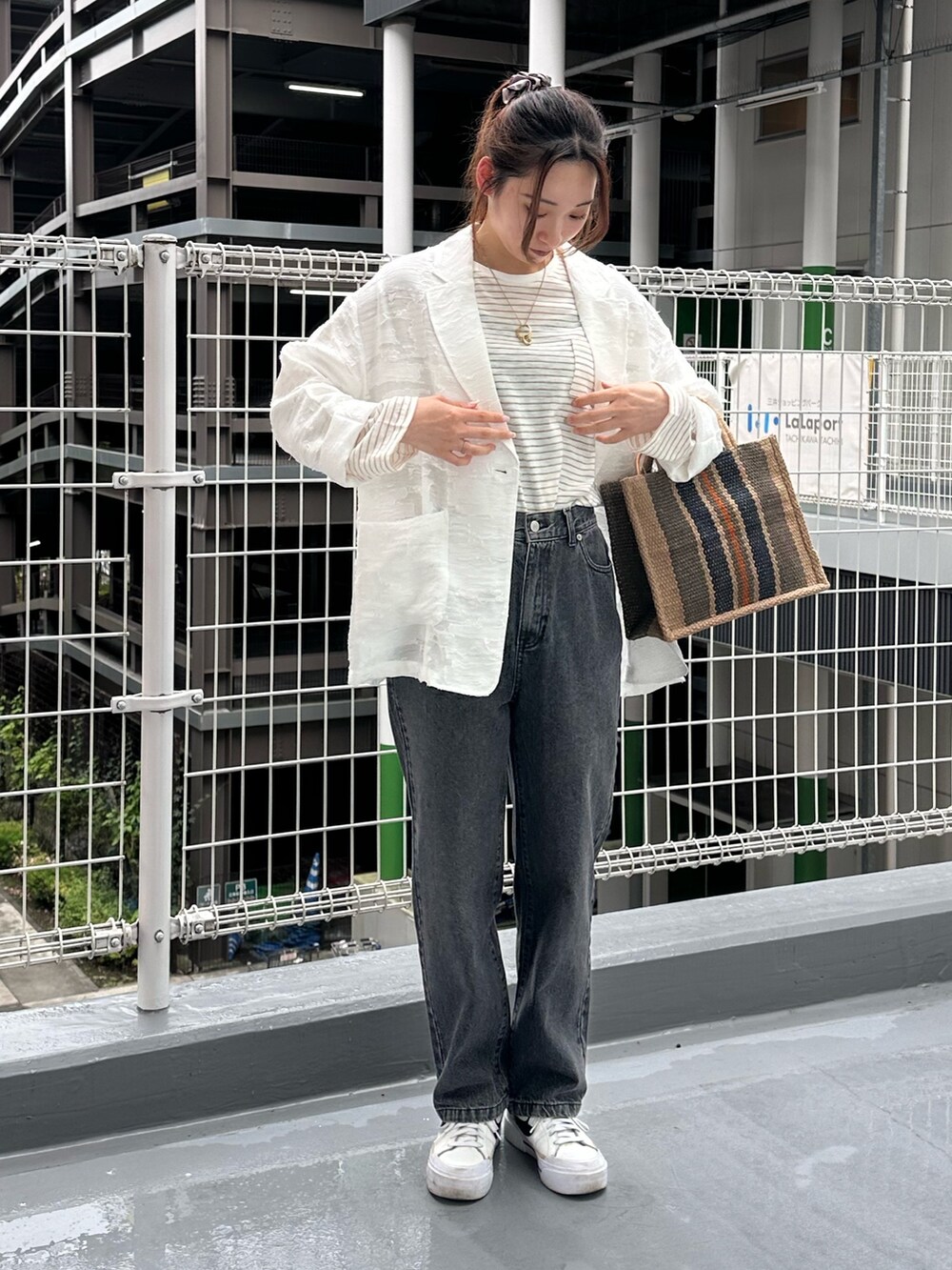 「ボーダー、デニム、スニーカー、きれいめカジュアル、春夏コーデ、シアートップス、シンプルコーデ、おでかけコーデ、デニムコーデ、テーラードジャケット、ボーダーロンT、シュシュ、トートバッグ、ハンドバッグ、ショルダーバッグ」｜「fredy emueのシアージャガードシャツジャケット（テーラードジャケット、ホワイト系）」を使った、Maikaさん（レディース・163cm）の春コーディネートの4枚目の写真