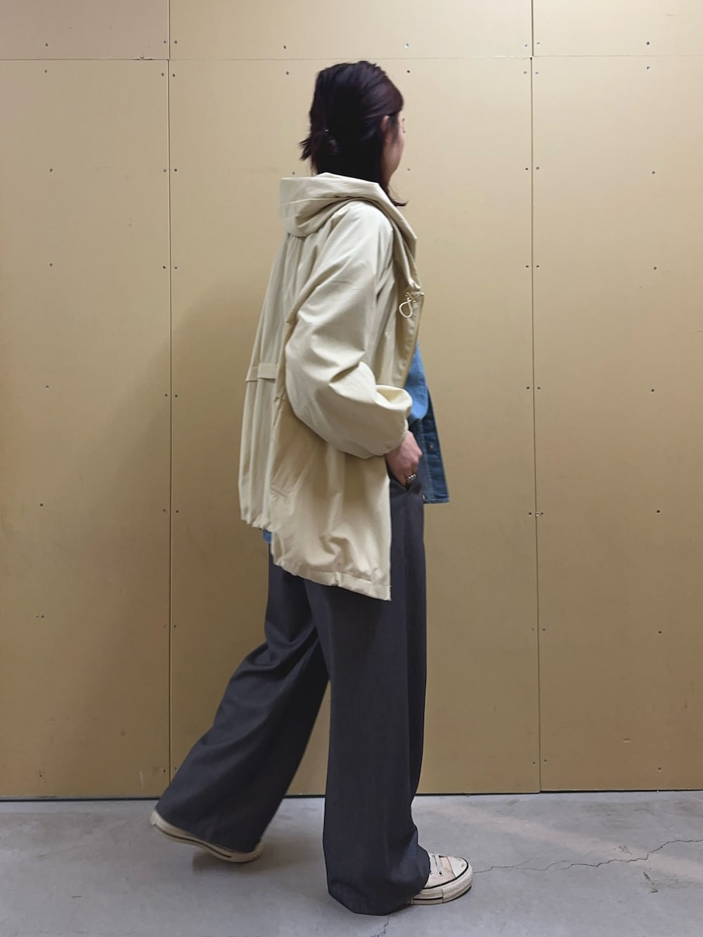 「春色、春コーデ、お出かけコーデ、春服、デニムシャツ、シャツコーデ、春アウター、スラックス、スラックスパンツ、スニーカー、スニーカーコーデ、シャツ、シャツスタイル、春カラー」｜「fredy emueのヴィンテージ前開きブルゾン（ナイロンジャケット、ベージュ系）」を使った、Maikaさん（レディース・163cm）の春コーディネートの5枚目の写真
