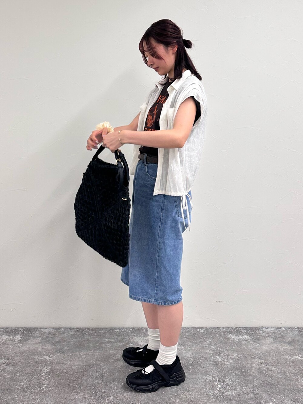 ブルー系のその他パンツ、ブラック系のスニーカー、ブラウン系のTシャツ/カットソーを着用したレディースの夏コーディネートの5枚目の写真