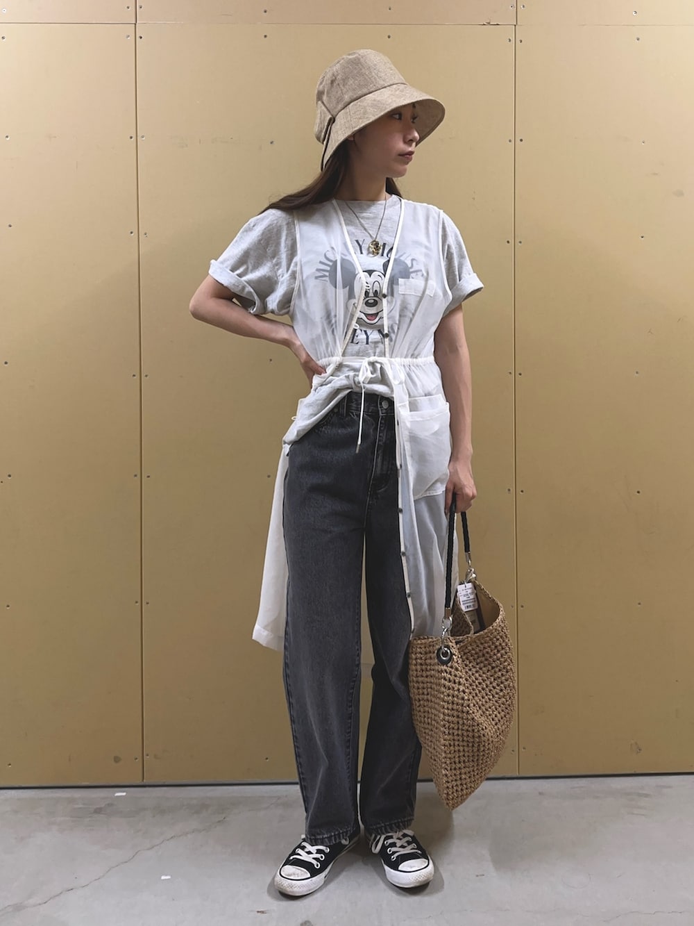 「きれいめカジュアル、休日スタイル、デニム、デニムパンツ、ミッキーT、シアー、ロングジレ、ハット、バックリボン、大人カジュアル、大人っぽコーデ、骨格ウェーブ、トートバッグ、カジュアルコーデ、春夏コーデ」|「fredy emueのストレートデニムパンツ(デニムパンツ、ブラック系)」を使った、Maikaさん(レディース・163cm)の春コーディネートの7枚目の写真