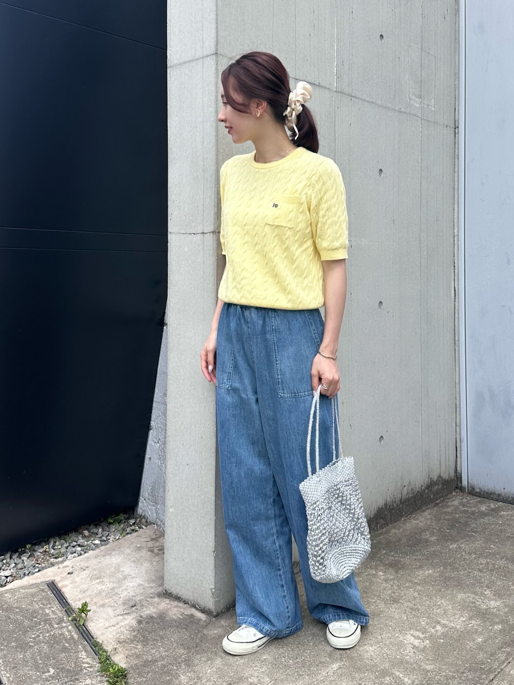 「スニーカー、デニム、パンツコーデ、夏ファッション、甘めカジュアル、サマーニット、半袖ニット、デニムパンツ、デニムコーデ、ライトオンスデニム、イージーパンツ、巾着バッグ、メタルバッグ、シュシュ、お出かけコーデ」｜「fredy emueのFR刺繍ケーブル柄ポケ付きプルオーバー（ニット/セーター、イエロー系）」を使った、Maikaさん（レディース・163cm）の春コーディネートの8枚目の写真