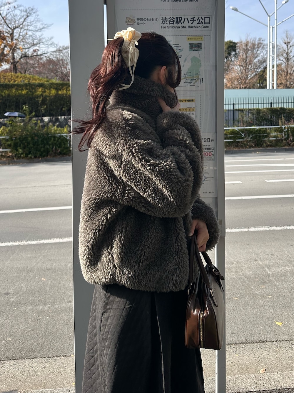 「オトナカワイイ、オトナカジュアル、おでかけコーデ、真冬のあったかスタイル、秋冬コーデ、キレイめ、アウターコーデ、カジュアルガーリー、カジュアルガーリーコーデ、フレアスカート、キルティングスカート、ボストンバッグ、ファーコート、アウター、ブーツ」｜「fredy emueのキルティングタックスカート（スカート、ブラック系）」を使った、Maikaさん（レディース・163cm）の冬コーディネートの4枚目の写真