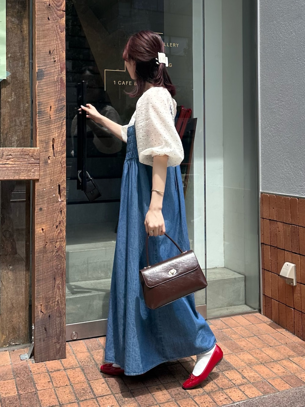 「デニム、オトナカジュアル、着回しコーデ、夏、キャミワンピ、ワンピース、ブラウス、バレエシューズ、ドット、ドット柄、お出かけコーデ、夏コーデ、甘めカジュアル」｜「fredy emueのライトオンスデニムシャーリングキャミワンピース（ワンピース、ブルー系）」を使った、Maikaさん（レディース・163cm）の春コーディネートの9枚目の写真