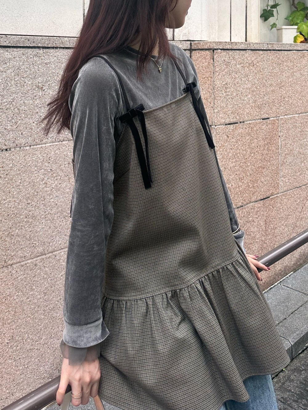 「レザー、秋っぽコーデ更新中、レイヤードスタイル、デニム、ローファー、お出かけコーデ、秋コーデ、キャミワンピース、チェックワンピース、ヘアクリップ、リボン、セミフレアパンツ、ベロアトップス、袖チュール、ワンピース」|「fredy emueのセンタープレスセミフレアデニム(デニムパンツ、ブルー系)」を使った、Maikaさん(レディース・163cm)の秋コーディネートの2枚目の写真